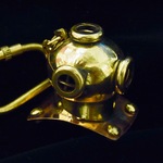 値下げ。真鍮製のダイビングヘルメットキーホルダーです。 アクセサリーの材料としてお使い下さい。DH-1