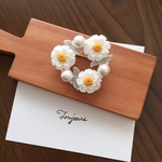  白いお花とパールのリースブローチ