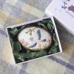 動物達の生活　羽ばたく鳥さん物語を連れて　刺繍ブローチ