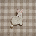 尻尾ゆらゆら うさぎの刺繍ブローチ