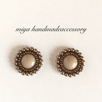 240.ベージュカボションビーズ刺繍ピアス・イヤリング