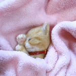 羊毛フェルト:ネンネにゃんこのブローチ(茶トラ)