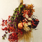 紅葉とザクロと紫陽花など秋の恵みがいっぱい全11種の花材のスワッグ