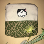 ねこ刺繍の小銭入れ