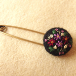 小花の刺繍 ストール留めカブトピン