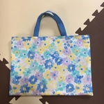 お花とスイーツ柄のレッスンバッグ（ブルー）