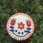 赤いお花の刺繍ブローチ