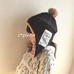 (セール中)ケーブルニットの もこもこ耳あて付きニット帽子 フライングキャップ　黒＆ネイビー