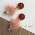 やわらかピンクのファーピアス