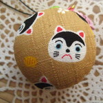 マカロンケースのストラップ　(こま猫さん　白と黒　和柄)