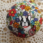 マカロンケースのストラップ(お花の中にかくれんぼ　フレンチブル)