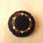 ウール地 リース刺繍ブローチ