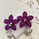 紫の花ピアス