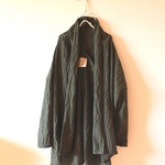 ウール素材のドロップショルダーカーデ