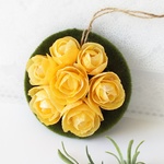 まあるいモスリースに貝殻の薔薇を