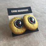 コロンと軽い ビーズ刺繍ピアス “マスタードイエロー”