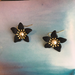 小ぶりなお花ピアス