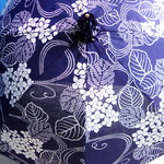 浴衣から生まれた日傘　あぢさいや 花と露との重みにて
