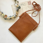 革のスマホポシェット