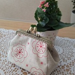 赤い花柄の刺繍が可愛いがま口ポーチ