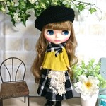 No.1074   マスタードのトップスと黒ラインチェックスカート