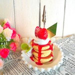 苺の段々パンケーキ　メモスタンド★　いちごソース　グリーンピック