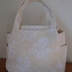 花びらみたいな形のトートバッグ キナリに花と小鳥柄  