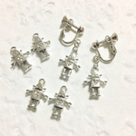 ときめく心♡小さな銀色ロボット【イヤリングorピアス】
