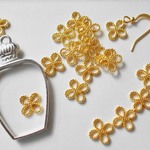 小さなお花　２０個　金色　透かしチャーム/レジンパーツ/つなぎ　　ゴールド