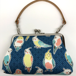  可愛いインコの持ち手付きがま口ポーチ（blue）