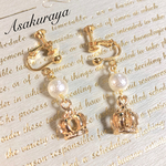 王冠とコットン風パールのイヤリング ピアス