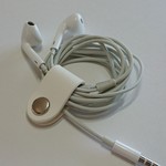 ラスト2個【刻印・送料無料】【数量限定ホワイト】 バックの中をスッキリイヤホンコードクリップ  イヤホンコードホルダー