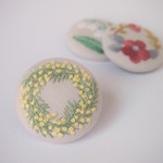 【再販10以上✨】 ミモザのリース　刺繍ブローチ