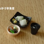 ミニミニ焼酎のロックと肴（イカの刺身＆煮物）
