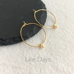 小さなパール揺れるフープピアス