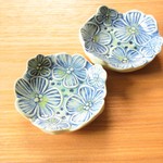 青いお花畑の豆皿