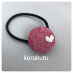 クリスマスカラー  ハート刺繍のくるみボタンヘアゴム