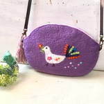 羊毛フェルト刺繍のカラフルな尾っぽの鳥柄バック 
