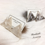 【2way】トライアングルマーブル×ファーピアス