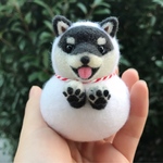 鏡餅の着ぐるみを着た黒柴犬