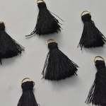 アクセサリーパーツ タッセル ブラック　No.15 金 23mm 20個 [4582434325691]
