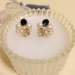 大人カラーのビジューピアス