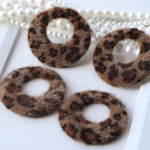 【４個/レオパード】ファー付きリングタイプ ピアス イヤリング 