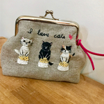 おあずけ3匹の猫さん柄刺繍がま口ポーチ♪①