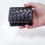 黒型押し牛革三つ折り財布