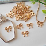 小さなリボン　マットゴールド　20個　チャーム/レジン封入/つなぎ　メタルパーツ