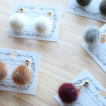 再販4 ファーボールのシンプルピアス／イヤリング