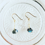 ラブラドライトの小石ピアス