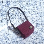 ワインレッドの斜めがけバッグ