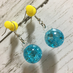 クラックビー玉ピアス（水色）